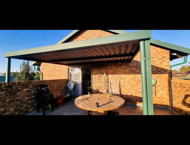 2 BEDROOM TOWNHOUSE FOR SALE IN ROOIHUISKRAAL NORTH